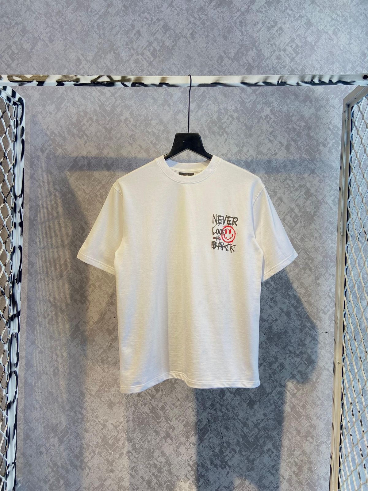 NEVER LOOK BACK OVERSIZED TEE